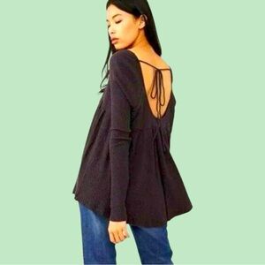 🐝Free People, NWT, Sz M, Black babydoll cut w/ LS, deep, oval neckline